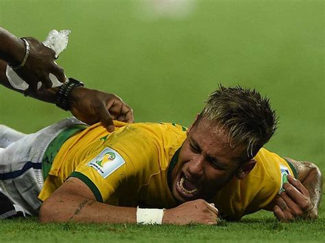 FIFA World Cup 2014: Bão Tình Cảm Tràn Về Khi Neymar Gặp Chấn Thương